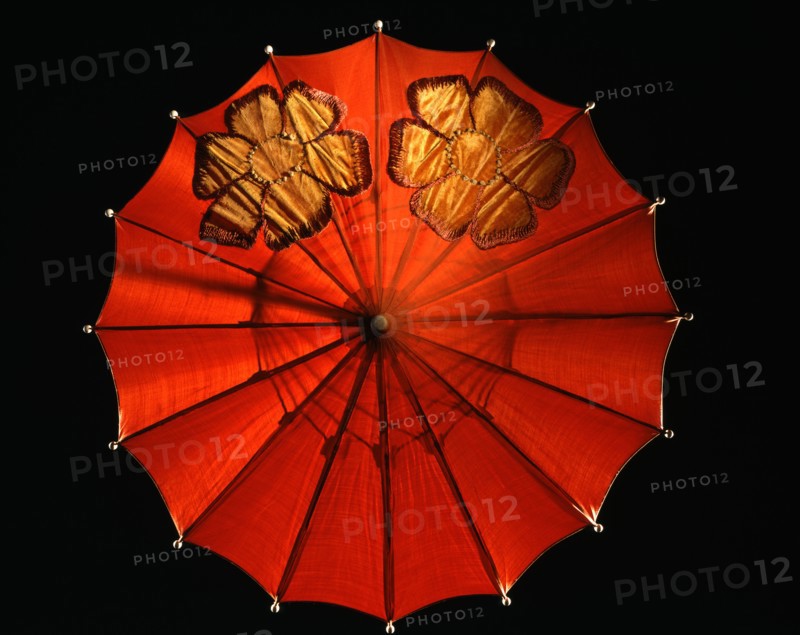 Ombrelle en nylon de couleur rouge, avec application des fleurs