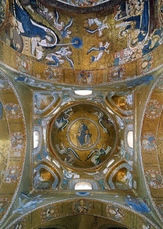 Vue des mosaïques byzantines de la coupole et du transept de l'église Santa Maria dell'Ammiraglio, dite "La Martorana" à Palerme
Au centre de la coupole, le Christ Pantocrator
12e siècle.