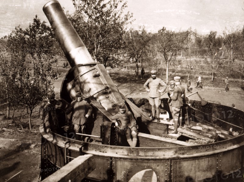 Canon autrichien de 420, près de Rovereto en 1917