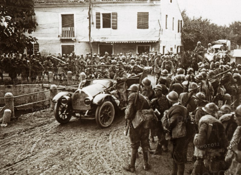 Troupes italiennes en chemin vers les lignes de combat en 1918