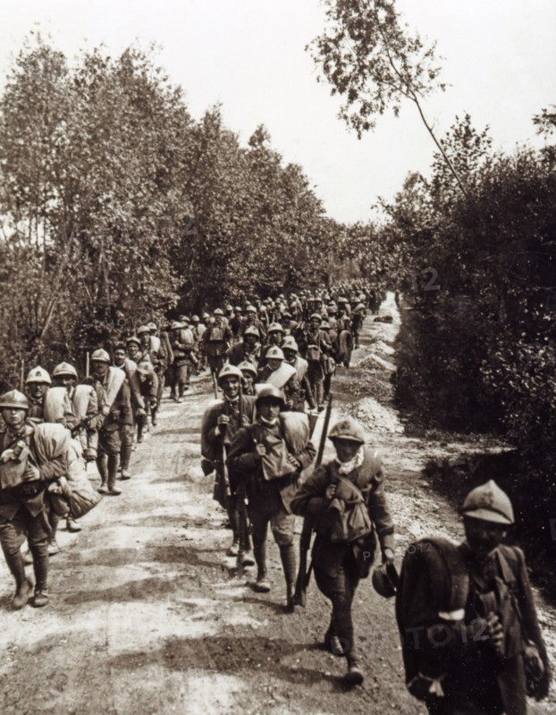 Soldats italiens en route vers les lignes de combat, en 1918