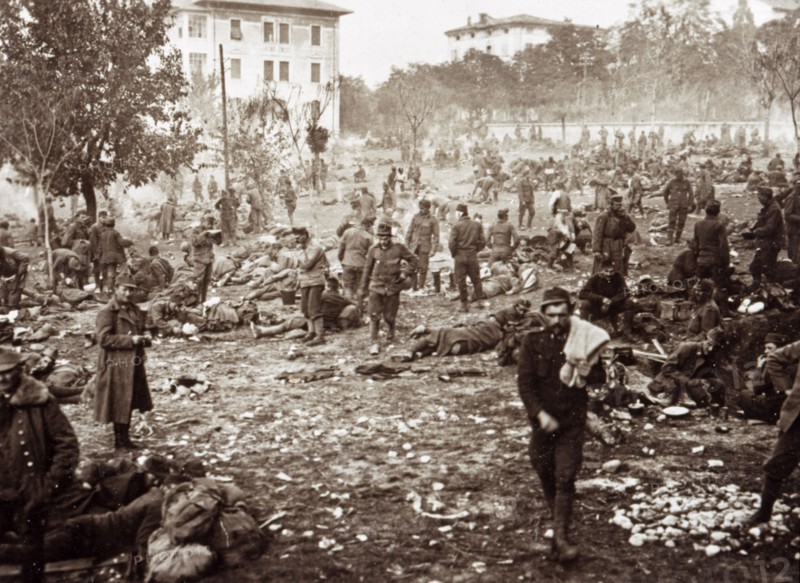 Prisonniers Austro-hongrois sur la place d'Armes de Trente, en 1918