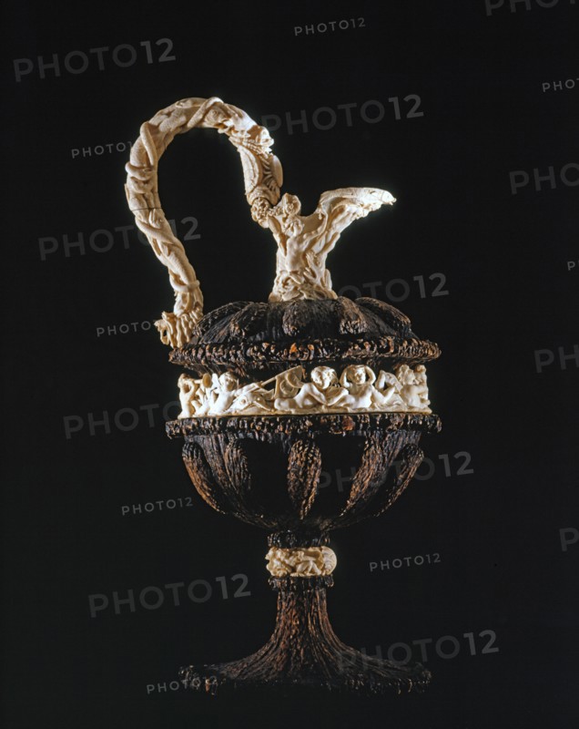 Pichet décoré de scènes marines et angelots