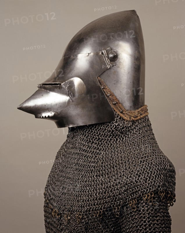 Casque bassinet à "bec de passereau" et protection en cotte de maille