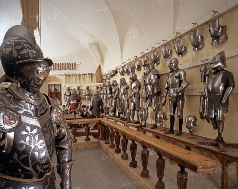 Vue intérieure de la salle d'Armurerie de Castel Coira (Italie)