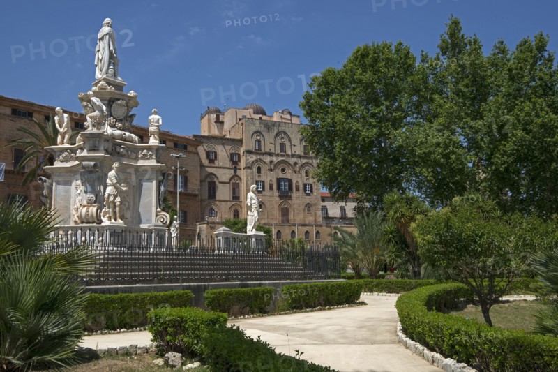 Le Palais des Normands à Palerme, et le monument dédié à Philippe V d'Espagne