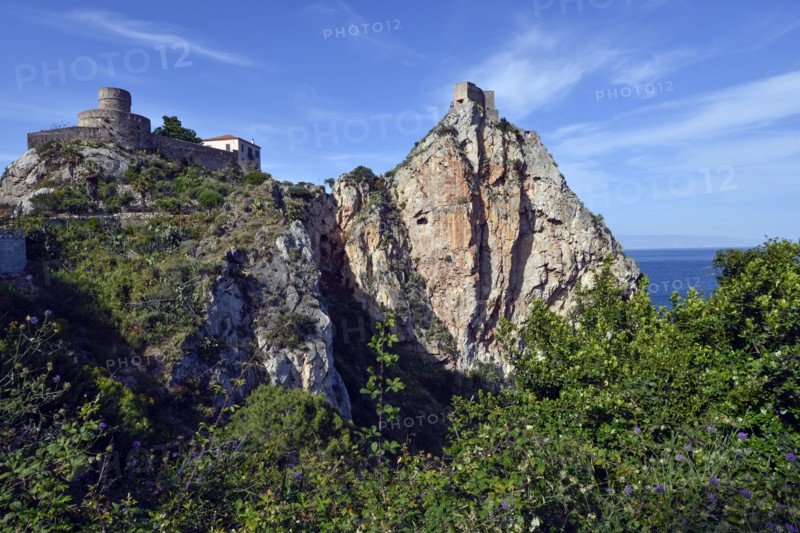Falaise et château de Sant'Alessio en Sicile