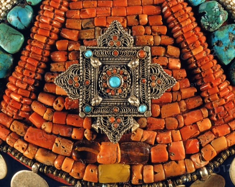 Pectoral des Populations du Ladakh, Inde du Nord
Ornement en corail, turquoise, pierres semi-précieuses et perles avec des pièces d'argent appliquées
Fin du 19e siècle
Private collection