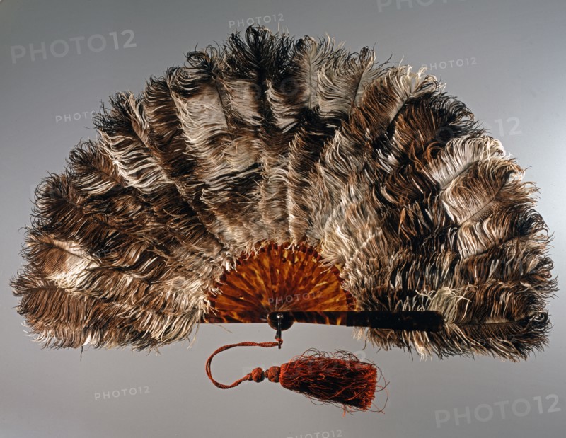 Eventail en plumes d'autruche et armature en écaille de tortue
