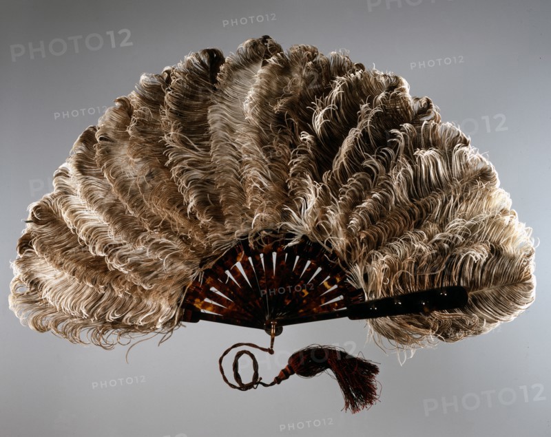 Eventail en plumes d'autruche et armature en écaille de tortue