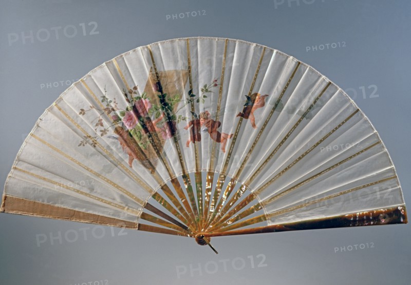 Eventail de fiançailles, avec putti tenant un panier de fleurs