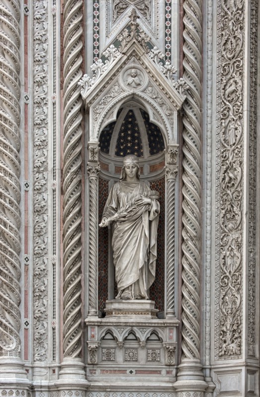 Statue de Santa Reparata, située sur le portail central de la Cathédrale de Florence (Italie)