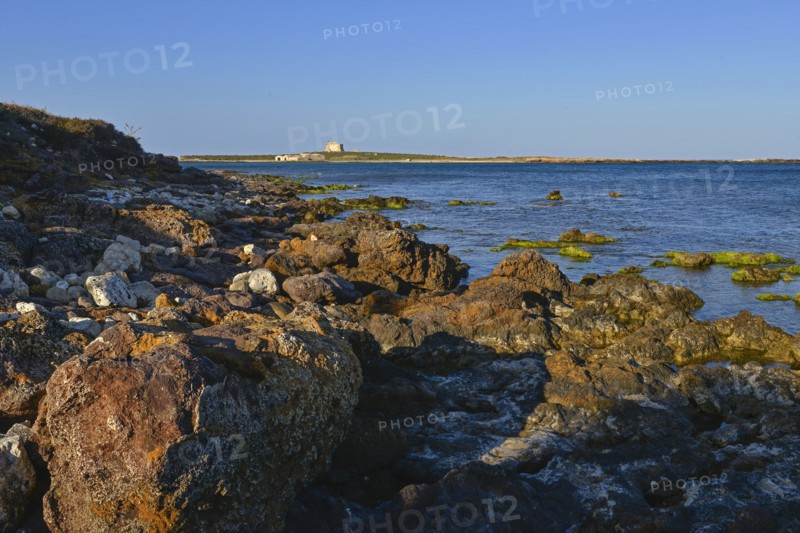 Vue sur les rochers et l'île de Capo Passero (Sicile)