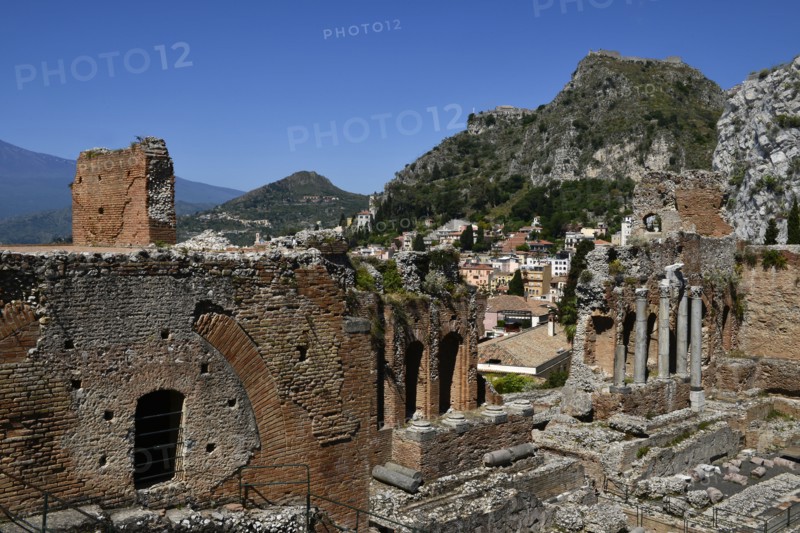 Vestiges de l'ancien théâtre gréco-romain à Taormina (Sicile)