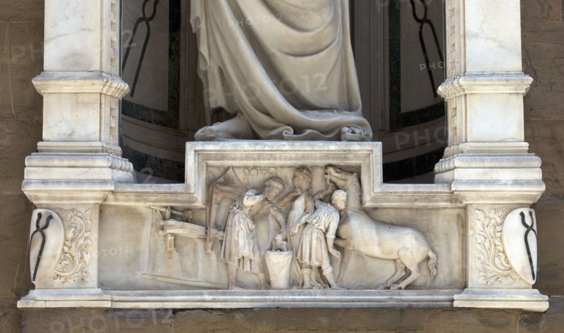 Détail d'un panneau sculpté d'une niche de l'église Orsanmichele à Florence (Italie)