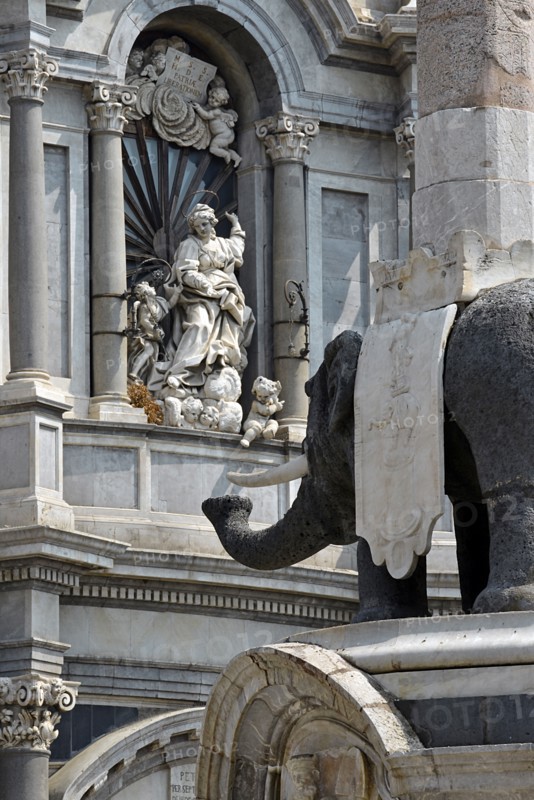 Fontaine de l'Eléphant et Cathédrale de Sant'Agata à Catane (Sicile)