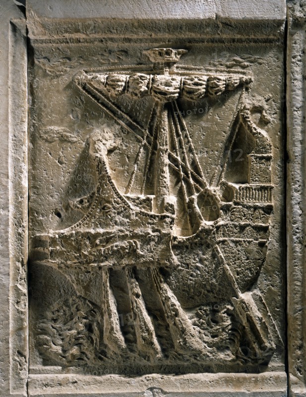 Frise de l'Art de la Guerre : Quadrirème (navire à quatre rangs de rameurs)