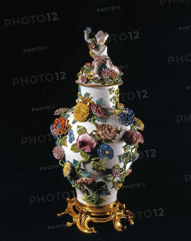 Vase de la manufacture de Meissen, avec un couvercle surmonté d'un putto