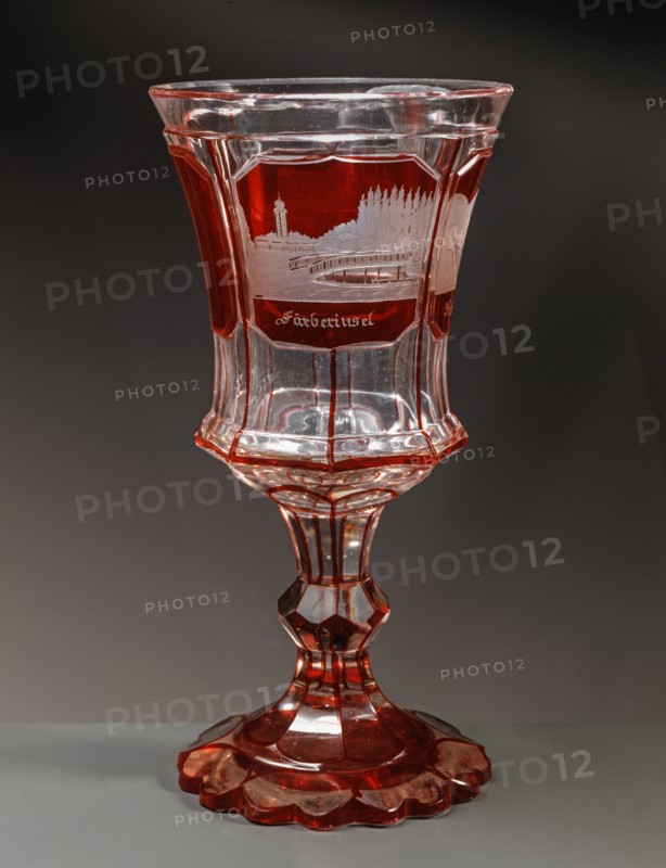 Verre en cristal de Bohême sculpté, de couleur rubis