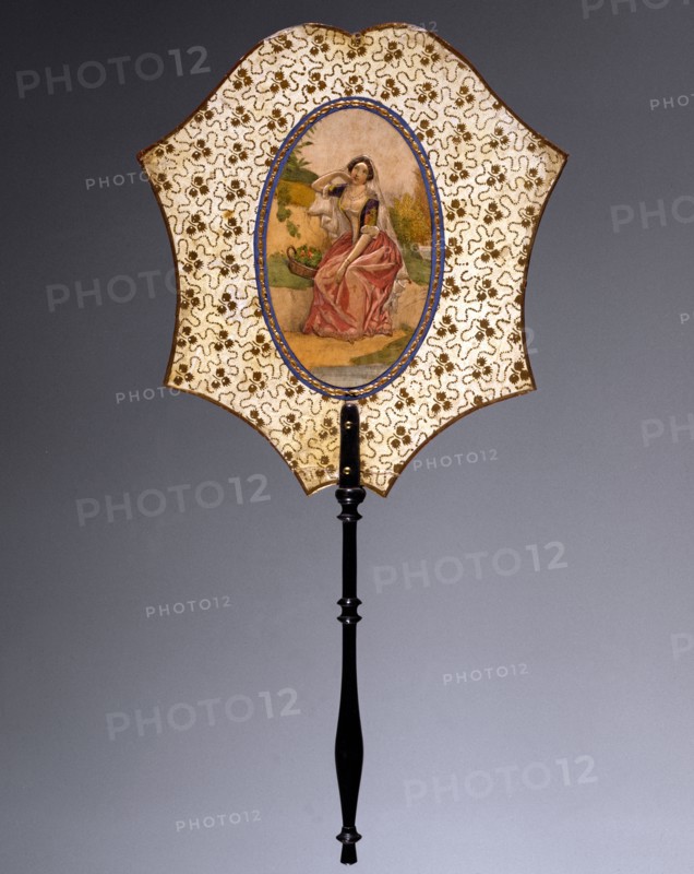 Eventail décoré d'une chromolithographie représentant une femme assise avec son panier de fleurs