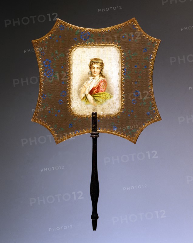 Eventail décoré d'un portrait de jeune femme avec colombe