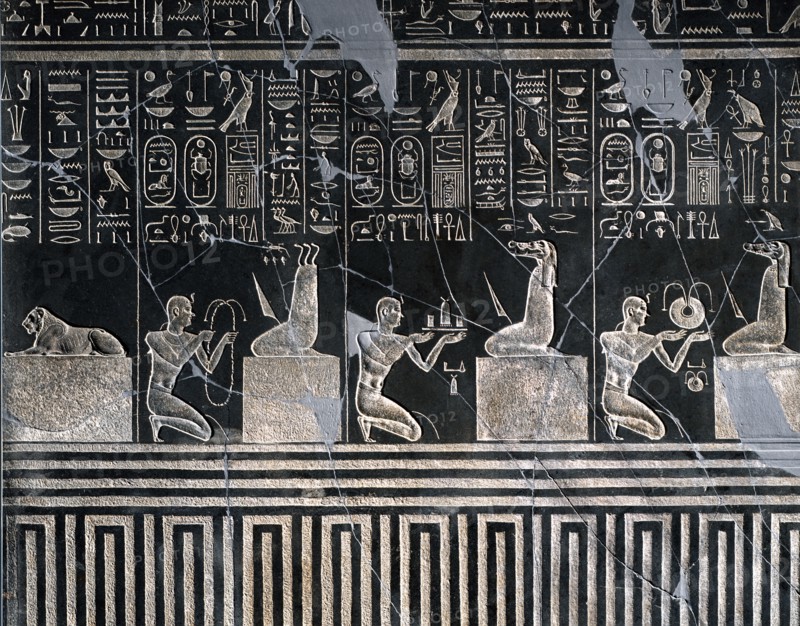 Relief au nom de Nectanebo 1er provenant du temple d'Atoum à Héliopolis