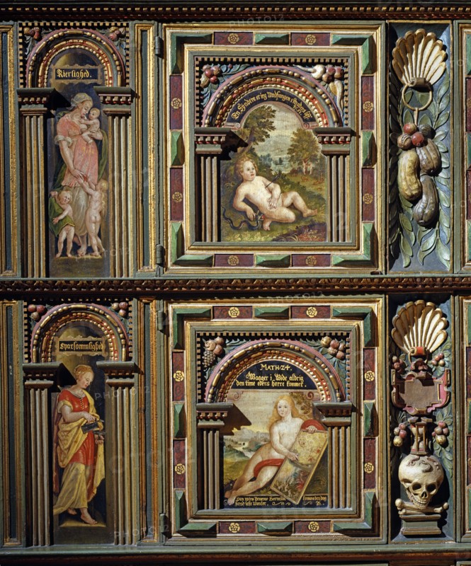 Panneau décoratif d'une armoire en bois doré et peint