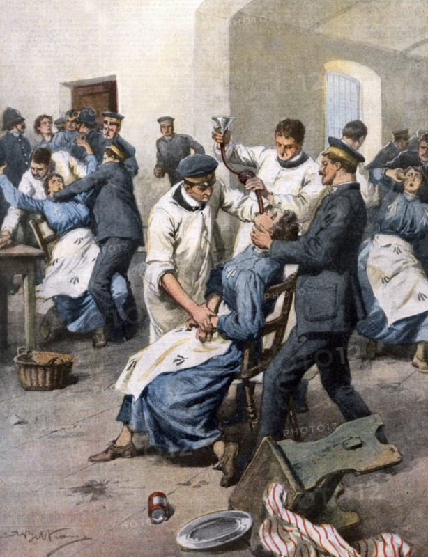Des suffragettes anglaises nourries de force en prison alors qu’elles font une grève de la faim (1913)