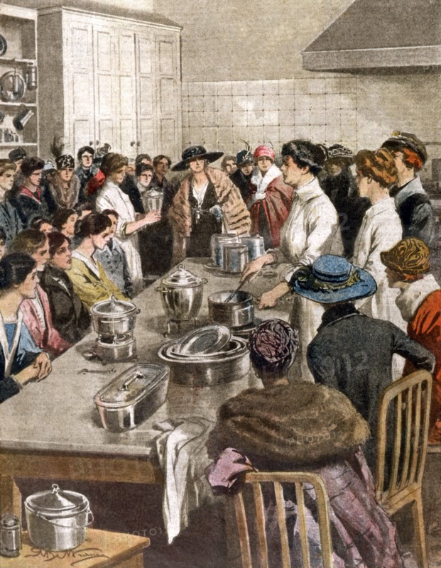 Par manque de cuisiniers à Londres, les dames de l'aristocratie anglaise suivent un cours de cuisine (1920)