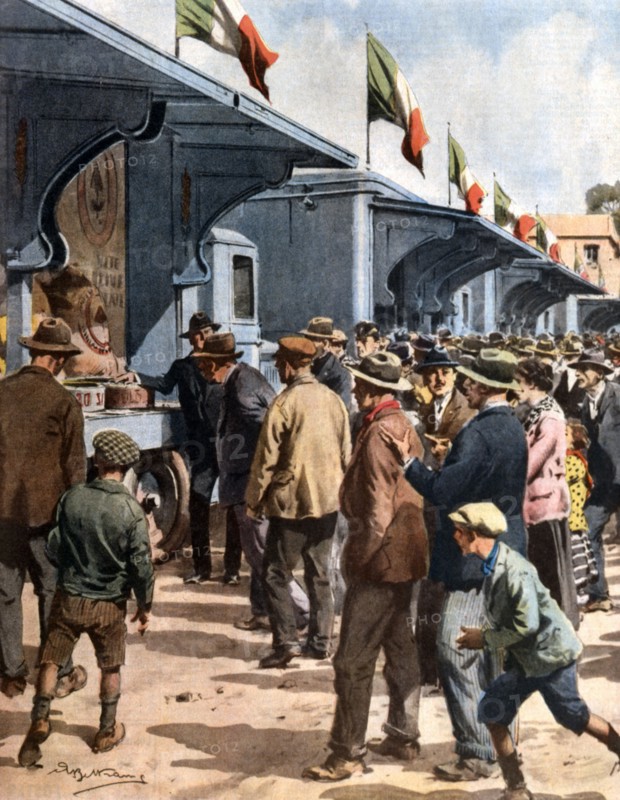 Le camion céréalier, conçu et commandé par le chef du gouvernement italien pour apporter dans chaque petite ville rurale les enseignements et les exemples d'une technique agricole plus moderne, est accueilli avec grand intérêt dans le centre et le sud de l’Italie (1930)