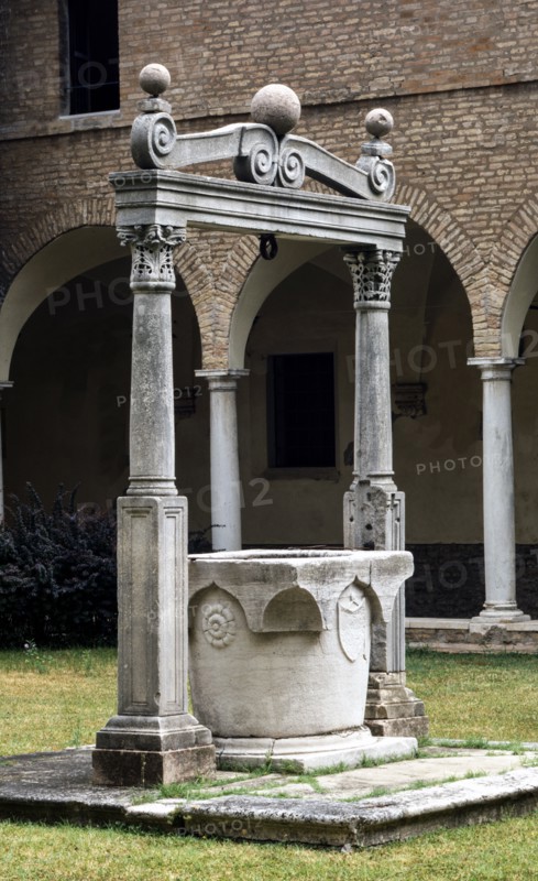 Puit du cloître de la basilique Saint-François de Ravenne