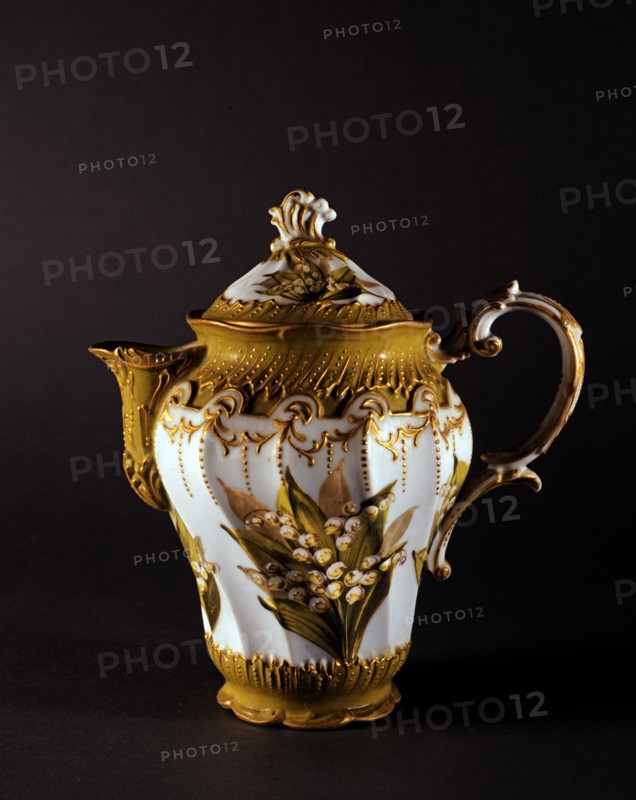 Cafetière décorée de bouquets de muguet