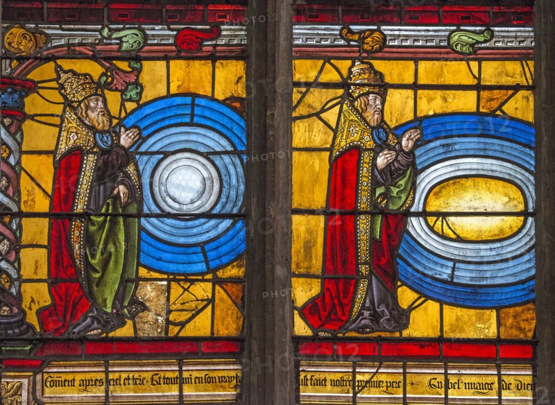 Vitrail de la Genèse : Dieu crée le firmament, la lumière et les ténèbres