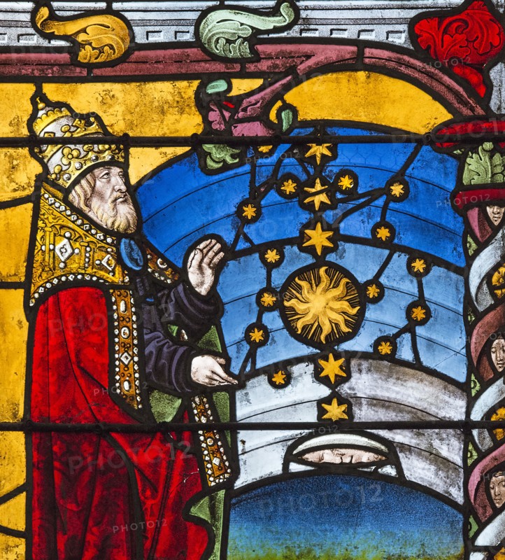 Vitrail de la Genèse : Dieu crée le soleil, la lune et les étoiles