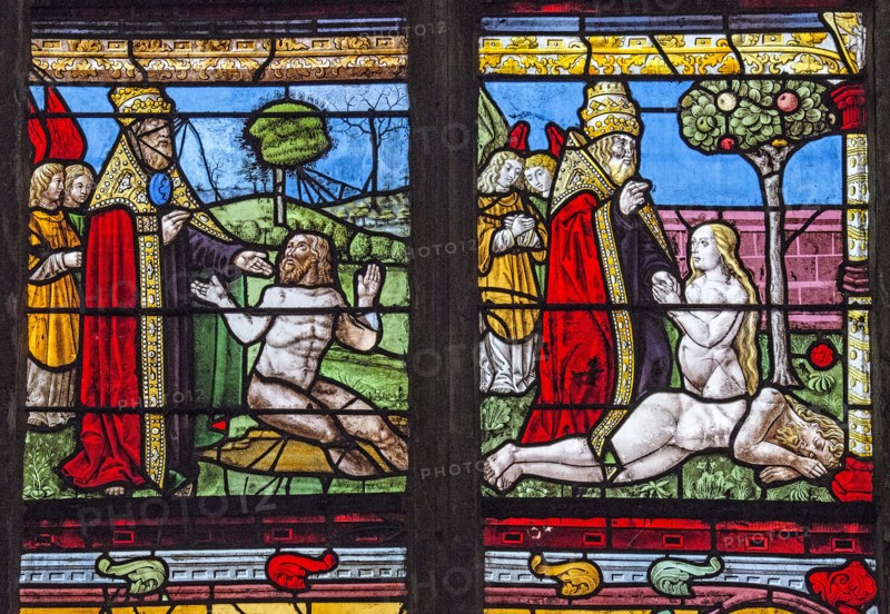 Vitrail de la Genèse : Dieu crée Adam et Eve