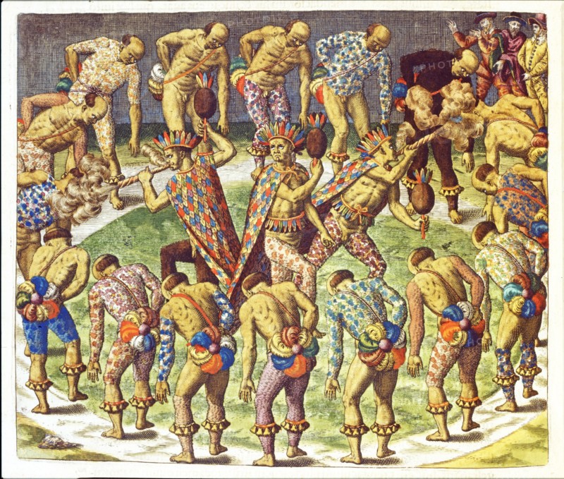 Théodore de Bry, Danse des indigènes brésiliens : les chefs décorés soufflent de la fumée de tabac vers les danseurs pour leur insuffler l'esprit de force