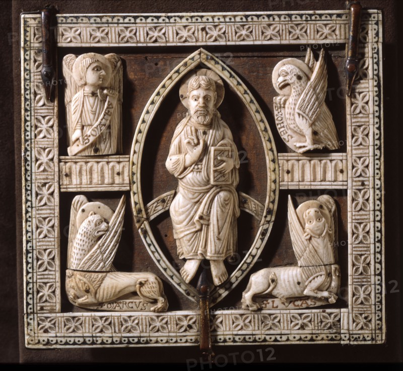 Couvercle de coffret : Le Christ entouré des quatre évangélistes