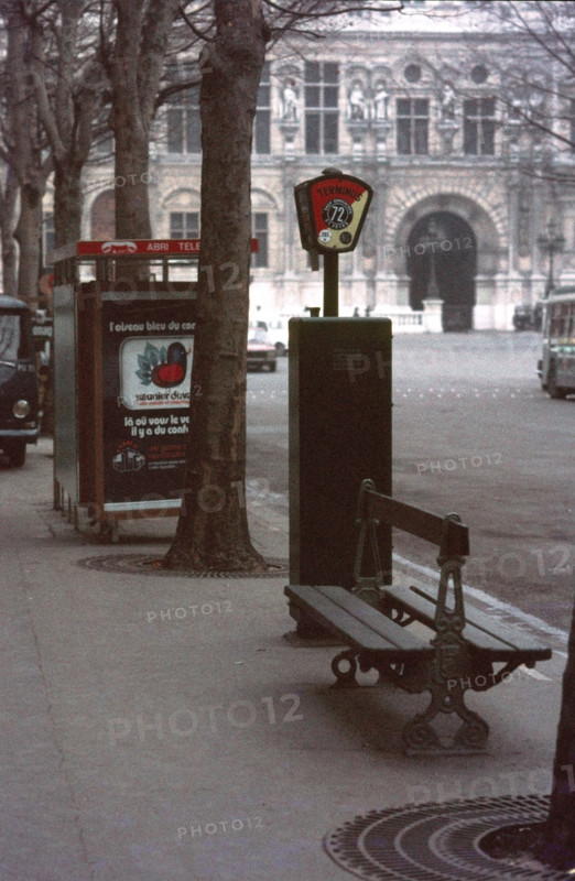 Arrêt de bus à Paris, vers 1975