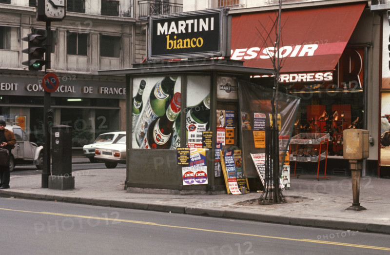 Kiosque à journaux à Paris