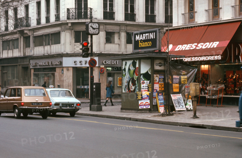 Kiosque à journaux à Paris