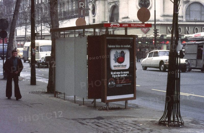 Abri-téléphone à Paris