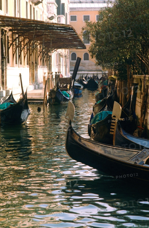 Gondoles amarrées le long d’un canal à Venise