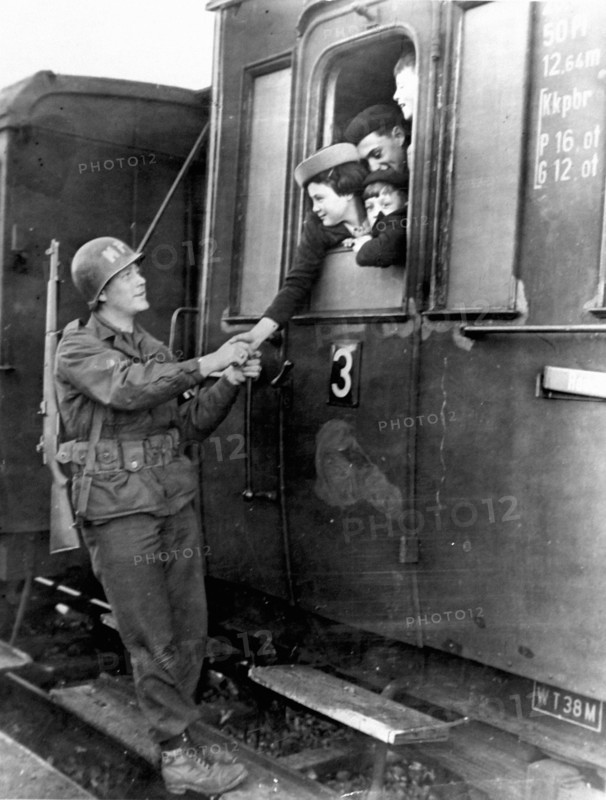 La trève du  23 au 28 octobre 1944 permet aux civils d'évacuer le port assiégé de St-Nazaire.
