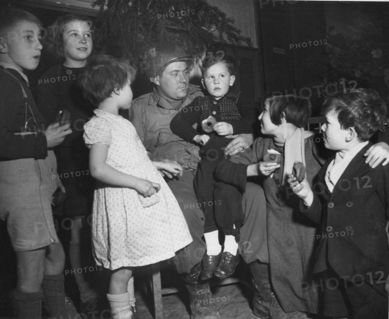 Les soldats américains jouent au père Noël pour les orphelins français à Reims (25 décembre 1944)