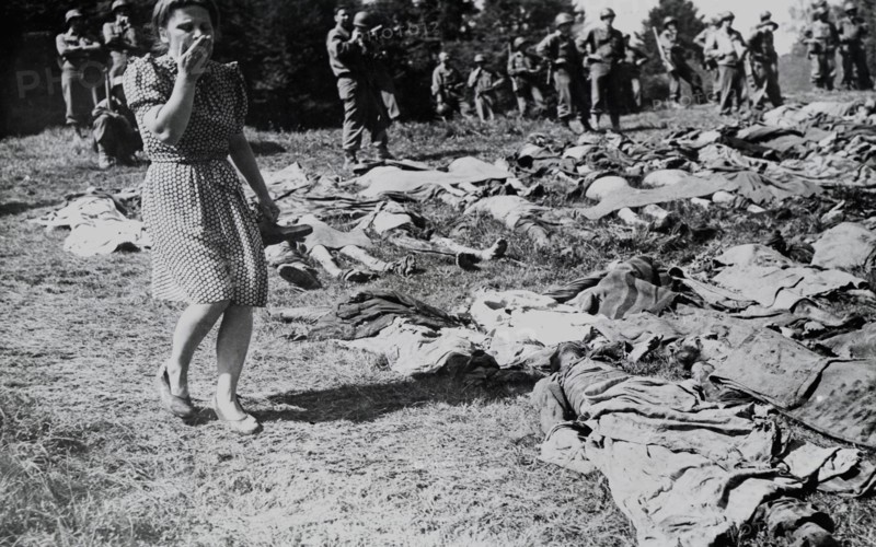 German civilians view murdered slave laborers in Namering (May,1945)