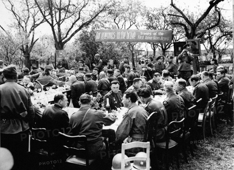 Outdoor dinner celebrates russian-american linkup at Torgau (April 27,1945)