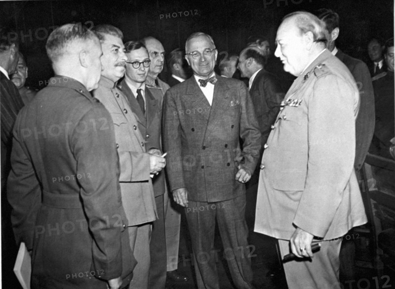 Le président  américain  H.Truman, le premier ministre anglais W.Churchill et le maréchal Staline à Potsdam le 17 juillet 1945.
