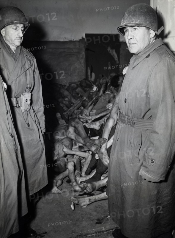 Des membres du Congrès américain visitent le camp de concentration de Dachau (3 mai 1945)