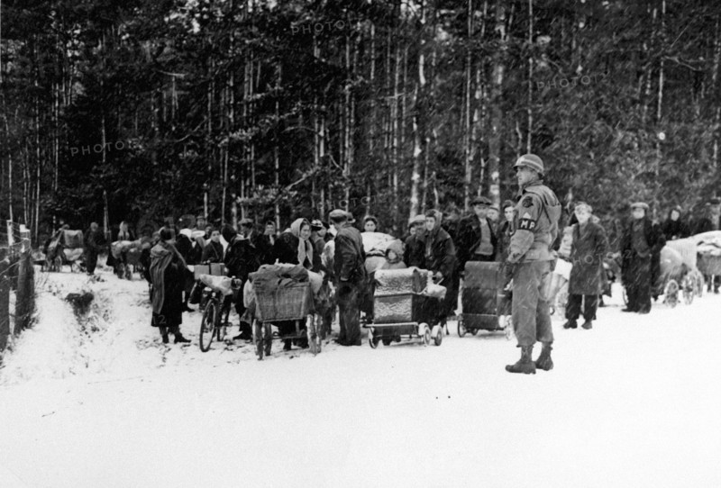 Des civils francais quittent les  zones de guerre près de la frontière allemande (1945)