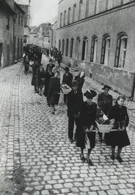 Neunburg atrocity victims buried. Germany, spring 1945